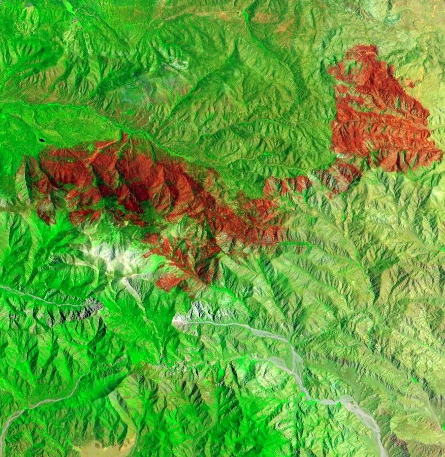 Imagen satelital real en falso color del Lake Fire, California, mostrando la cicatriz de quema sobre terreno montañoso